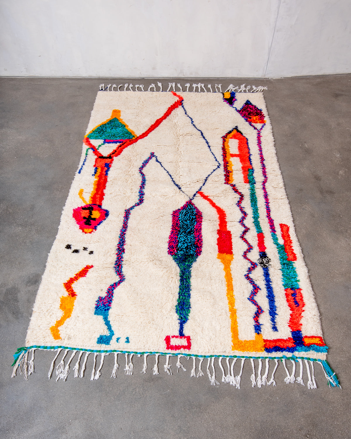 Modern designer handcrafted Berber rug from Morocco. Azilal rug with beautiful colors and patterns. Made of sheep’s wool and colourful cotton.